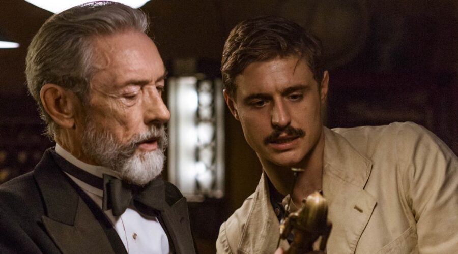 Da Sinistra: Anthony Higgins e Max Irons In Una Scena Di 