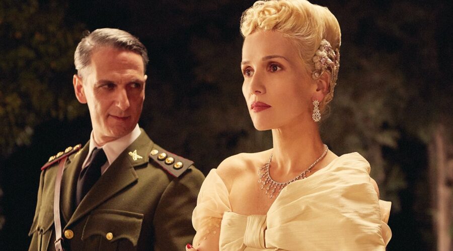 Da Sinistra: Dario Grandinetti interpreta Juan Domingo Perón e Natalia Oreiro interpreta Eva Peron In