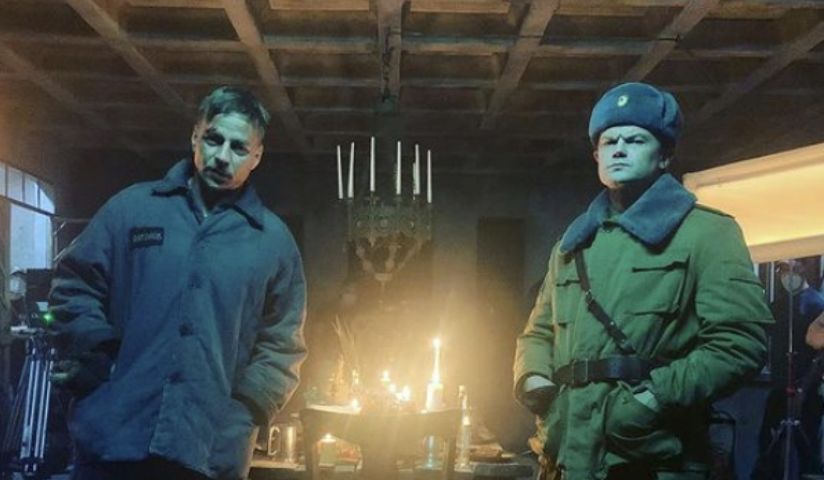 Da sinistra: Tom Wlaschiha e Nikolai Nikolaeff sul set di “Stranger Things 4”, nel backstage della serie tv. Credits: @nikolainikolaeff/Instagram. 