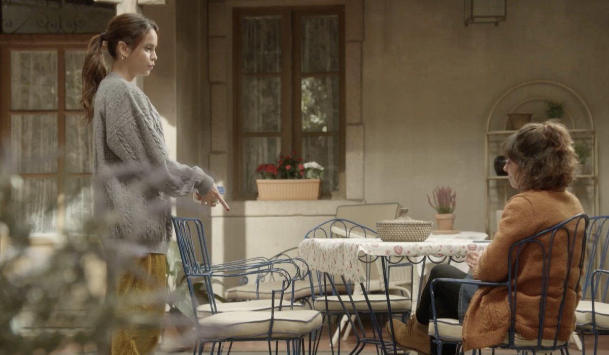 Da sinistra: Gloria Camila Ortega (Cloe) e Kenai White (María) in una scena di “Un altro domani”. Credits: Mediaset