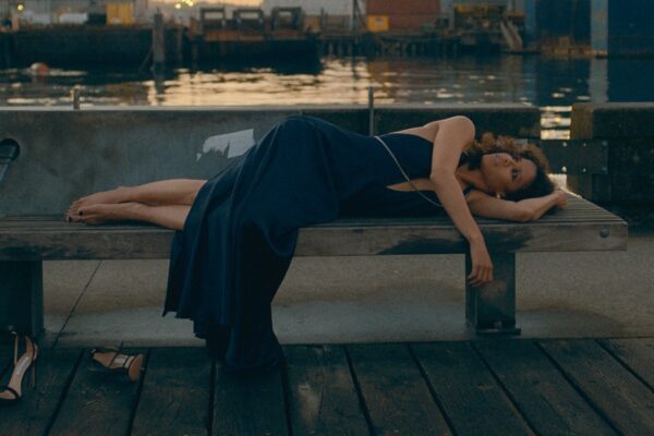 Gugu Mbatha-Raw in una scena di 