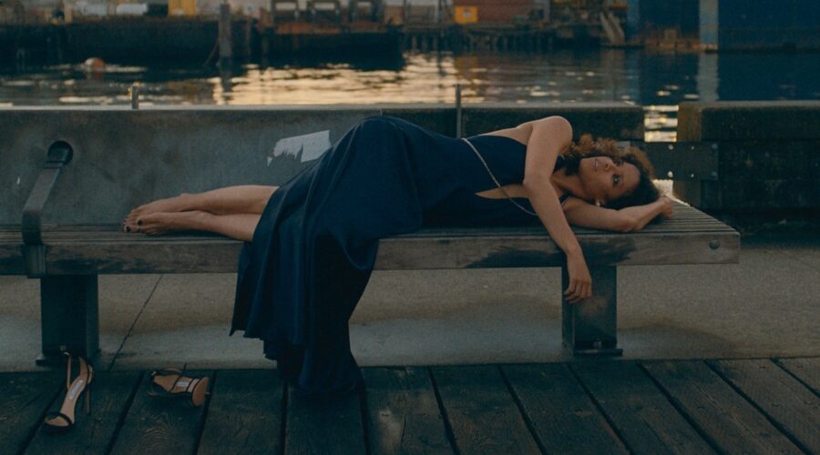 Gugu Mbatha-Raw in una scena di 