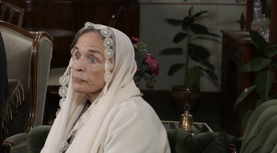 Serpil Tamur (Azize Koçoglu/Haminne) in una scena di