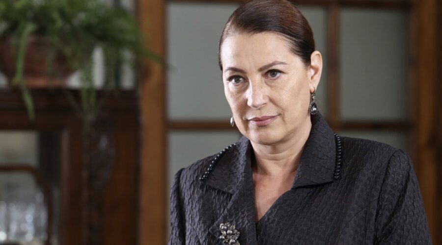 Vahide Perçin (Hünkar) in una scena di