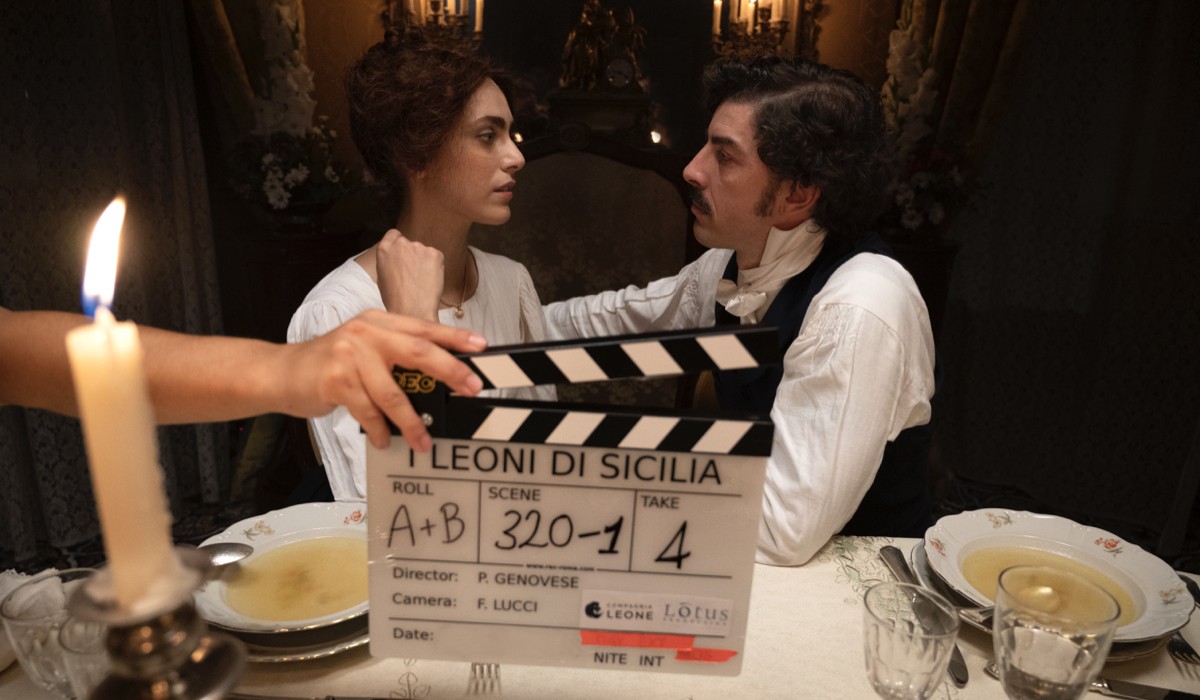Miriam Leone e Michele Riondino sul set della serie tv tratta da “I Leoni di Sicilia”. Credits: Disney+.