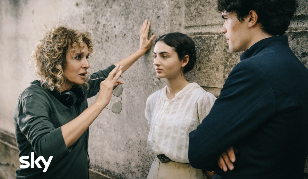 Da sinistra: la regista Valeria Golino sul set de “L'Arte della Gioia” con Tecla Insolia e Giuseppe Spata. Credits: Paolo Ciriello/Sky.