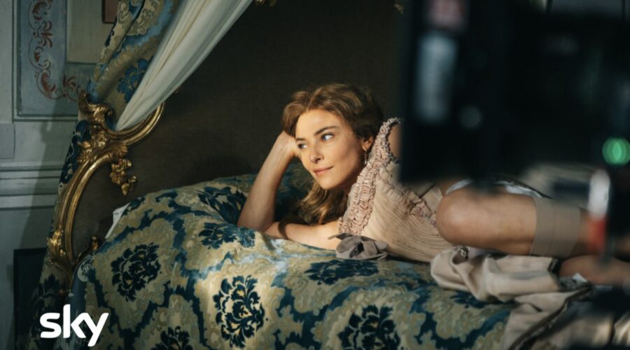 Al centro: Jasmine Trinca sul set de “L'Arte della Gioia”. Credits: Valentina Glorioso/Sky.