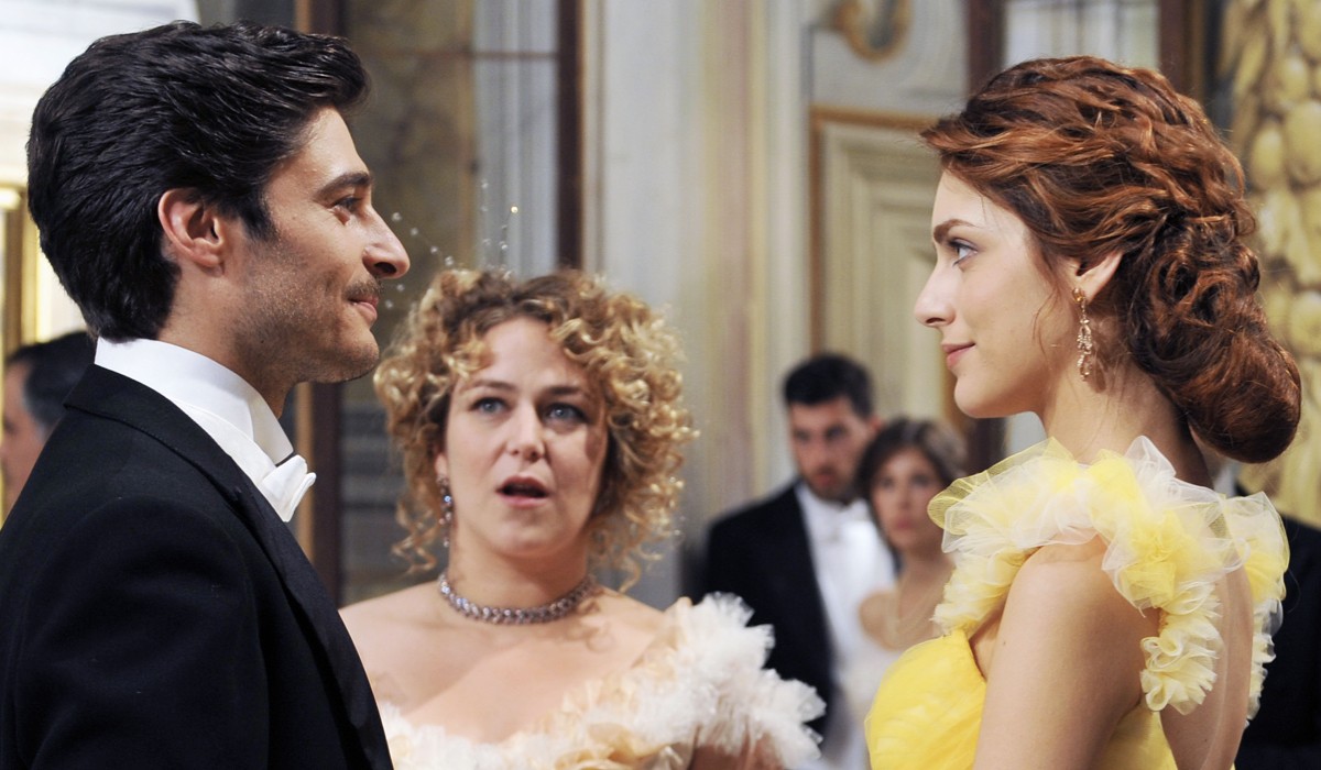 Da sinistra: Lino Guanciale (Conte Guido Fossà) e Miriam Leone (Contessa Clara Grandi) in una scena de 