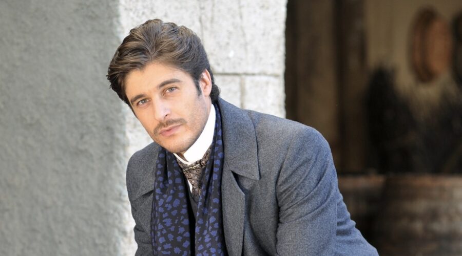 Lino Guanciale (Guido Fossà) in un posato per