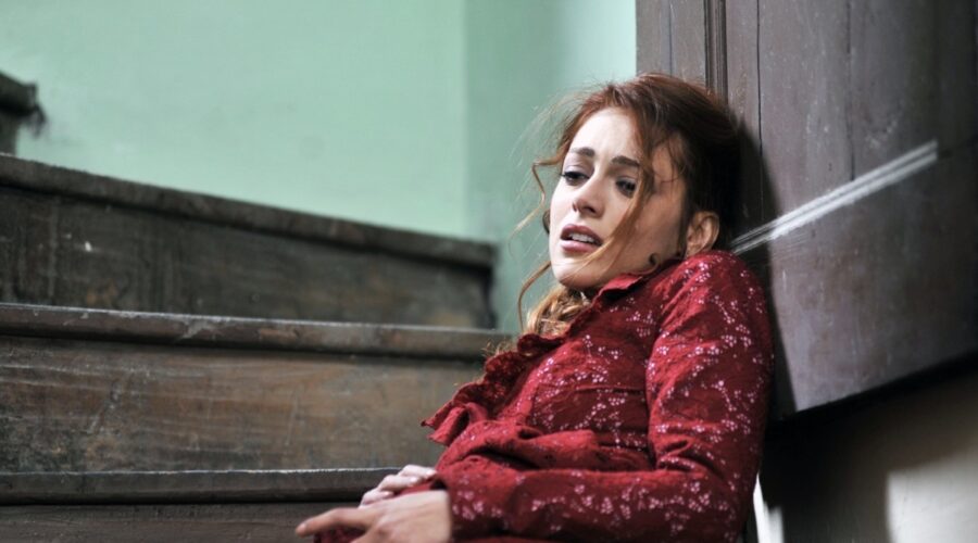 Miriam Leone (Clara Grandi) in una scena de 