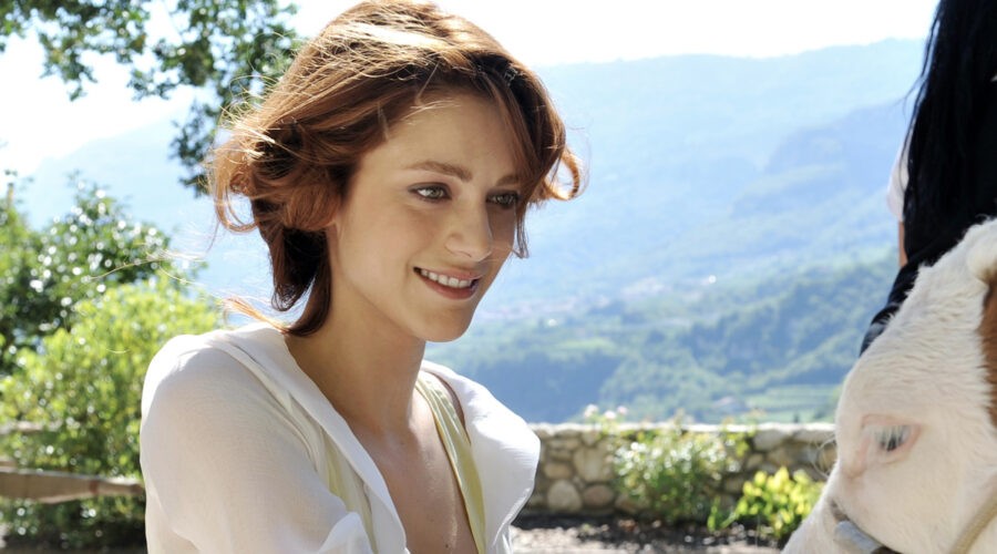 Miriam Leone (Clara Grandi) in una scena de 