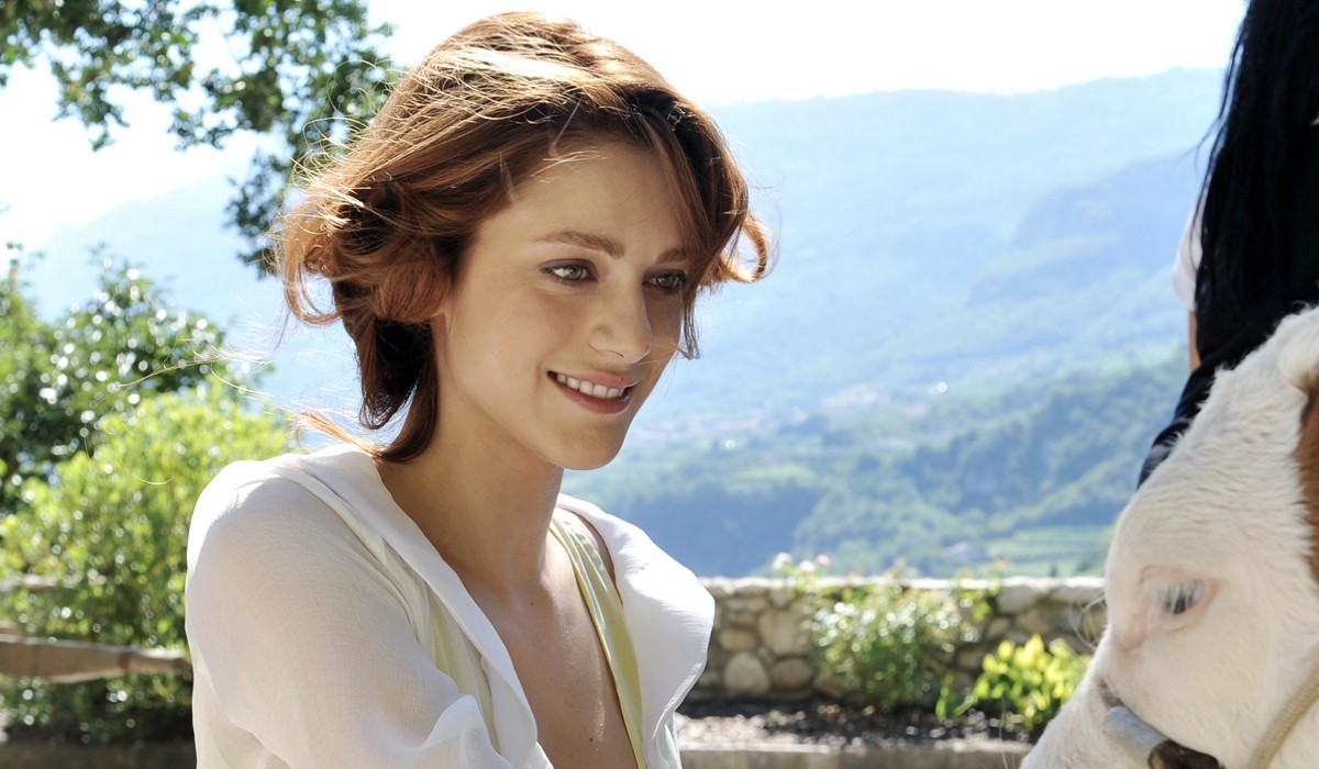 Miriam Leone (Clara Grandi) in una scena de