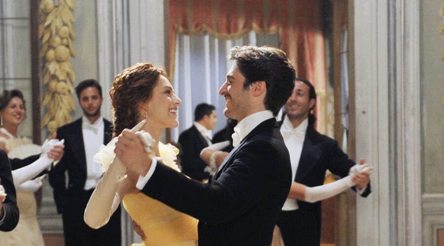 Da sinistra: Miriam Leone (Clara Grandi) e Lino Guanciale (Guido Fossà) in una scena de 