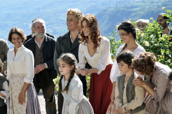 Una scena di gruppo con Miriam Leone (Clara Grandi) ne