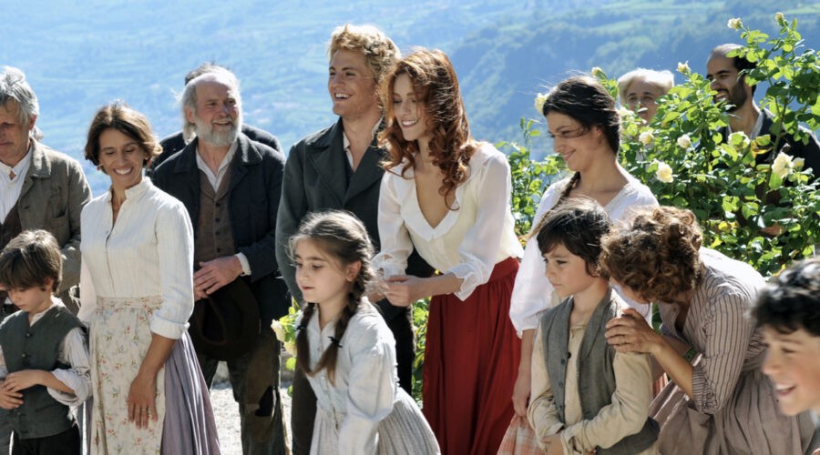 Una scena di gruppo con Miriam Leone (Clara Grandi) ne 