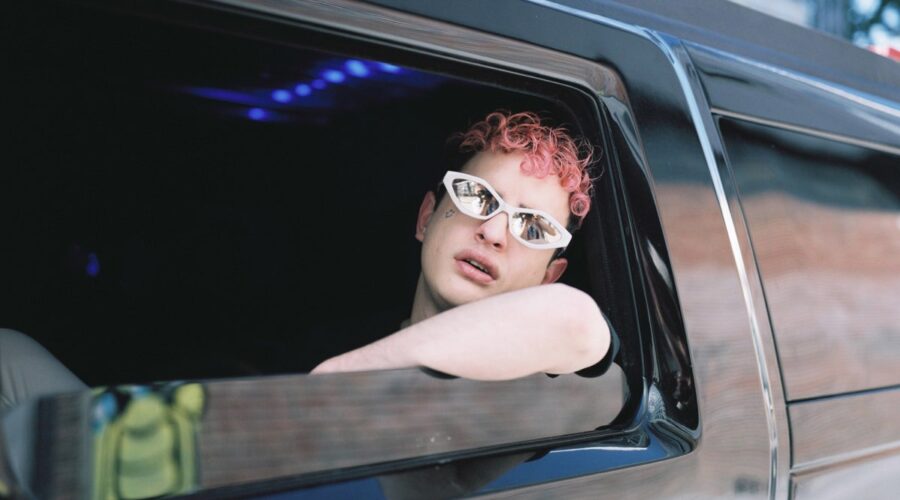 Lorenzo Ferro Inin una scena di 