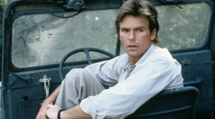 Richard Dean Anderson in una scena di “MacGyver”. Credits: Pluto TV.