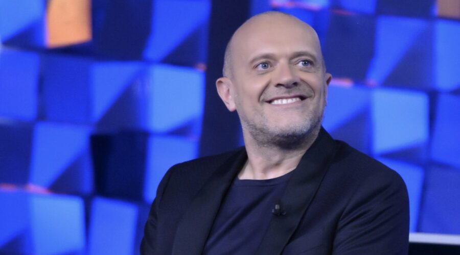 Max Pezzali ospite della puntata di “Verissimo” del 4 aprile 2021. Credits: RTI Mediaset.