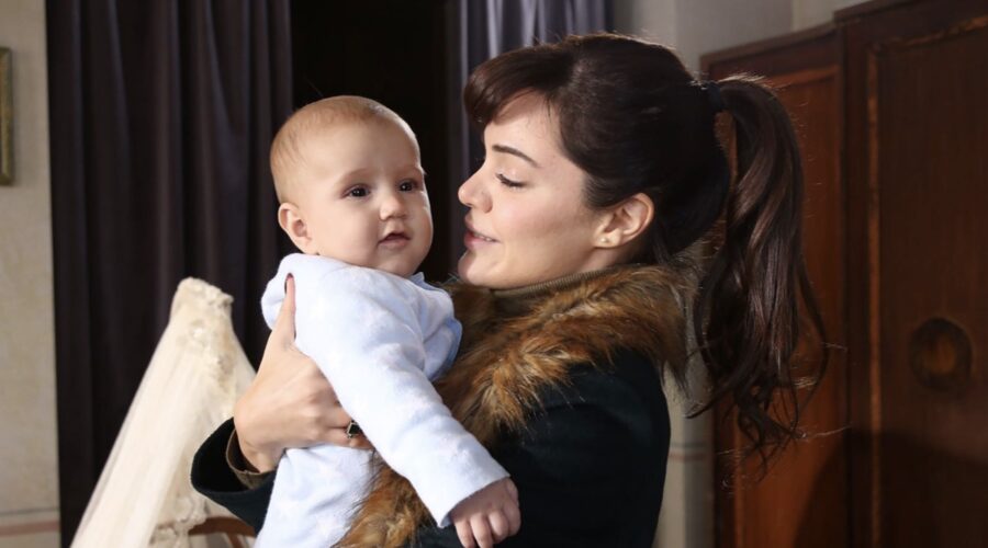 Da sinistra: Ömer Fethi Canpolat (Adnan Yaman Jr.) e Hilal Altinbilek (Züleyha) in una scena di 