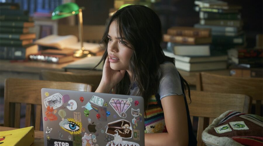 Al centro: Minnie (Malia Pyles) in una scena della prima stagione di “Pretty Little Liars Original Sin”. Credits: Karolina Wojtasik/HBO Max.