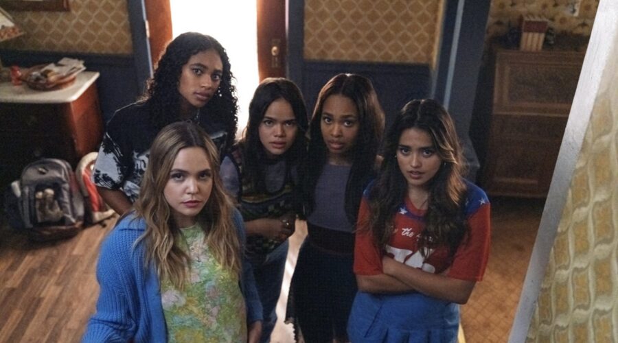 Da sinistra: Bailee Madison, Chandler Kinney, Malia Pyles, Zaria, Maia Reficco in una scena della prima stagione di “Pretty Little Liars Original Sin”. Credits: Karolina Wojtasik/HBO Max.