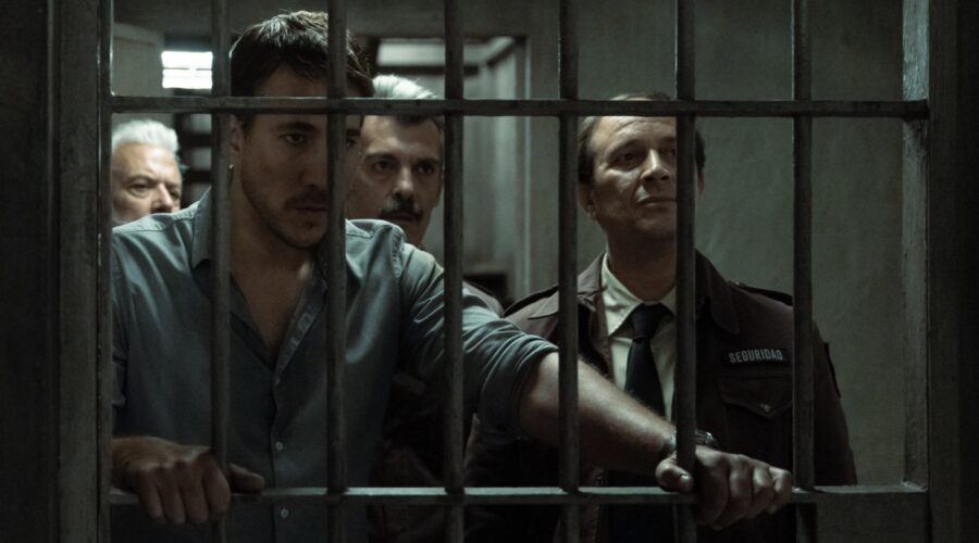 Da sinistra: Adolfo Fernández nel ruolo di Espada, Alberto Ammann nel ruolo di Hugo, Xavier Deive nel ruolo di Bastos, e Luis Callejo nel ruolo di Simón nel quarto episodio di “Quella notte infinita”. Credits: Carla Oset/Netflix © 2021.