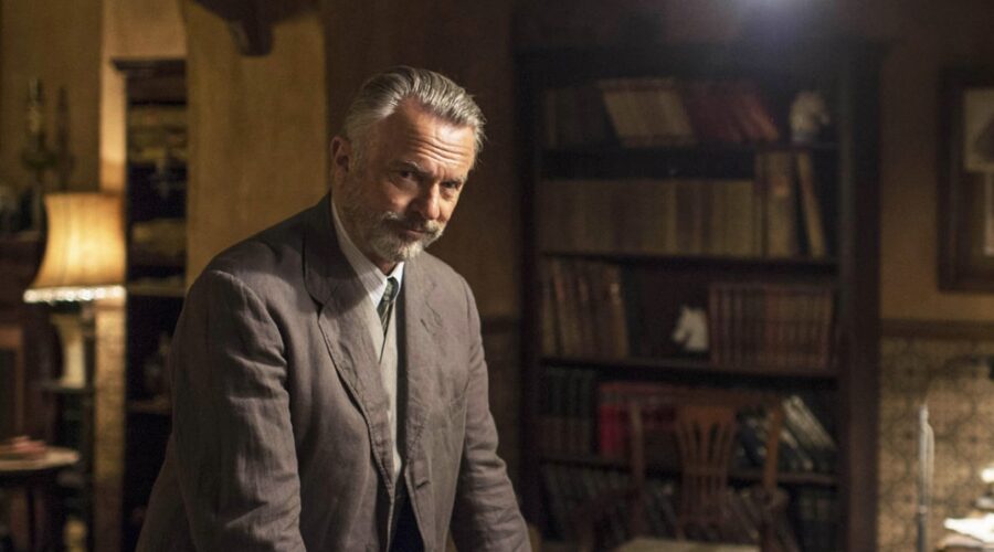 Sam Neill in una scena di “Tutankhamun”. Credits: Serially.