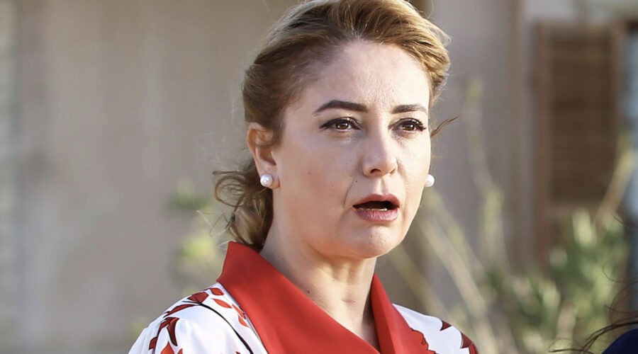 Sibel Taşçıoğlu (Sermin) in una scena di 