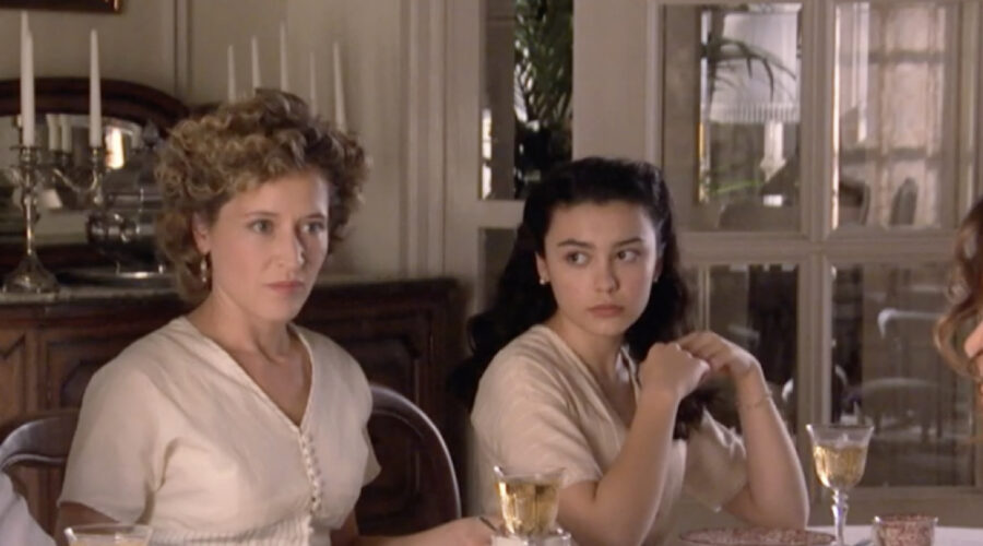 Da sinistra: Marta Larralde (Diana Silva Torrealba) e Carla Díaz (Elisa Silva Torrealba) in una scena della puntata 11 di 