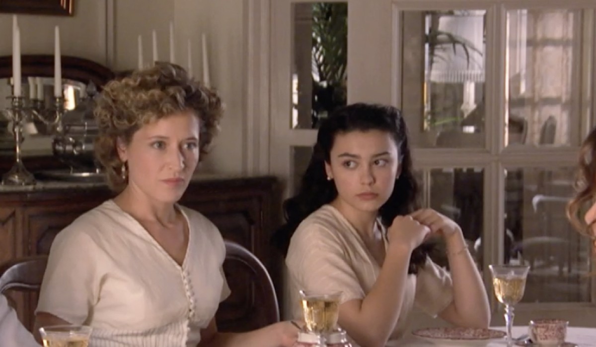 Da sinistra: Marta Larralde (Diana Silva Torrealba) e Carla Díaz (Elisa Silva Torrealba) in una scena della puntata 11 di 
