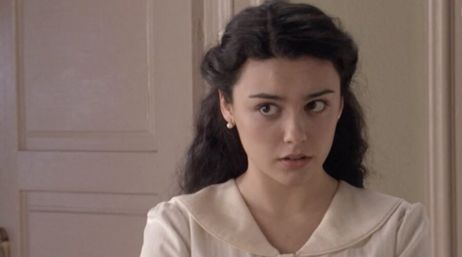 Carla Díaz (Elisa Silva Torrealba) in una scena della puntata 10 di 