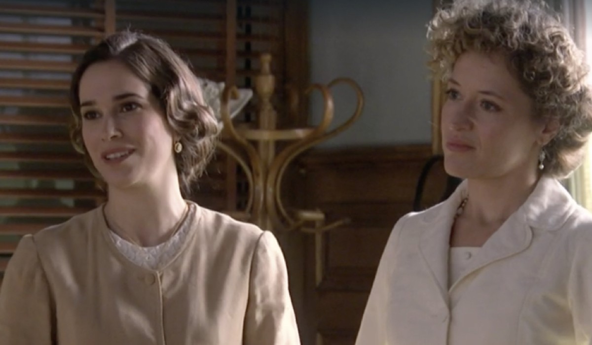 Da sinistra: Celia Freijeiro (Adela Silva Torrealba) e Marta Larralde (Diana Silva Torrealba) in una scena della puntata 10 di 