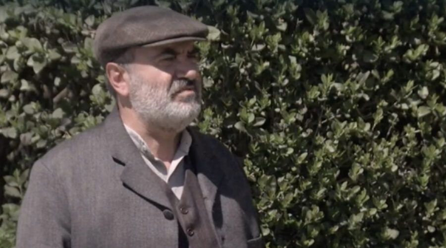 Joaquín Climent (Benjamín Fuentes) in una scena della puntata 10 di 