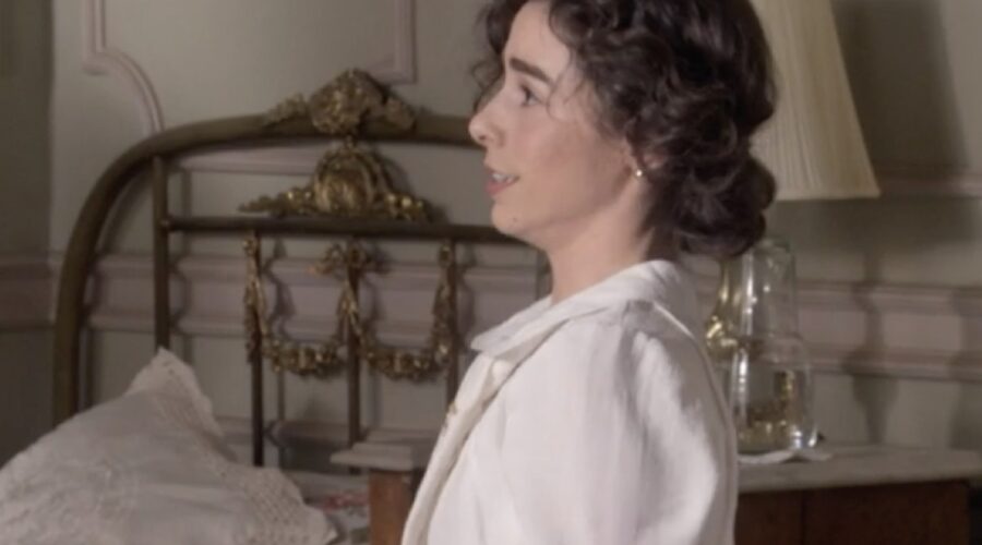 Candela Serrat (Celia Silva Torrealba) in una scena della puntata 10 di 