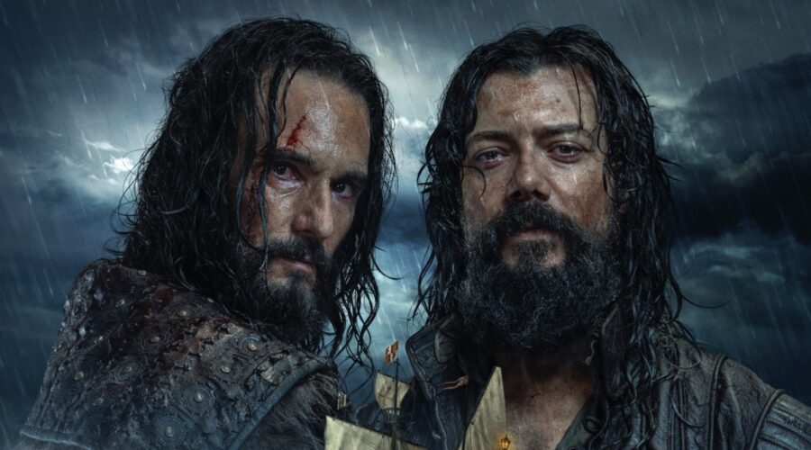Da sinistra: Rodrigo Santoro e Álvaro Morte nella key art di “Senza Confini”. Credits: Prime Video.