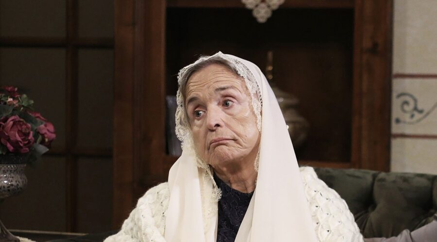 Serpil Tamur (Azize Koçoglu/Haminne) in una scena di