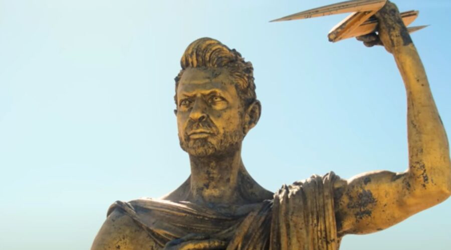 La statua di Zeus/Jeff Goldblum in “Kaos”, nel 2024 su Netflix. Credits: Cattura schermo/YouTube.