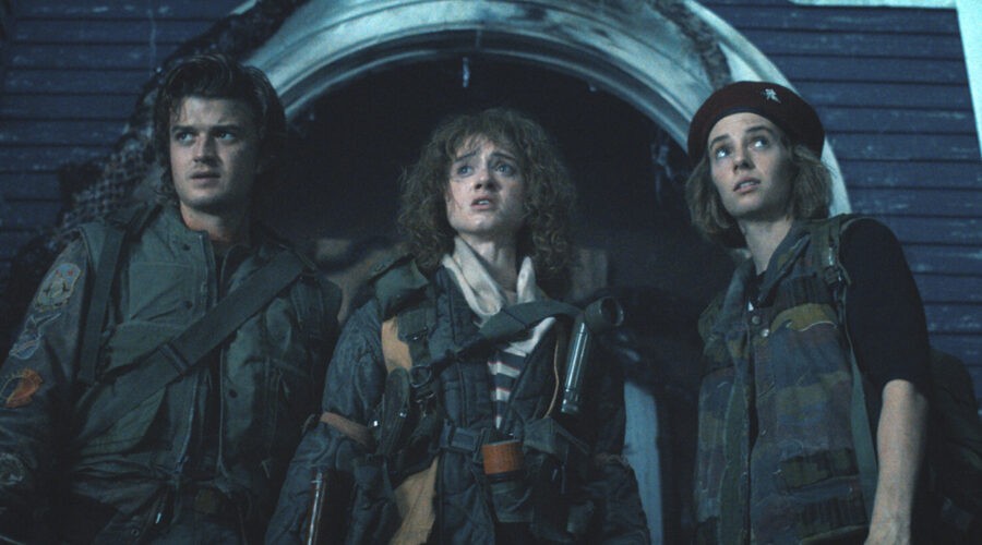 Da sinistra: Steve, Nancy e Robin nel Sottosopra in “Stranger Things 4”. Credits: Courtesy of Netflix.