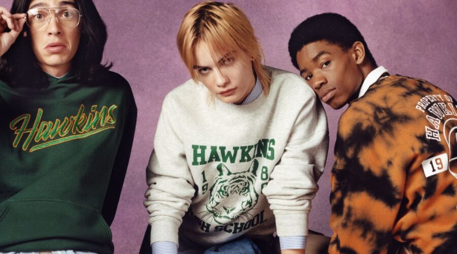 “Stranger Things x H&M”, tre modelli idnossano le felpe crewneck e hoodie alla serie tv. Credits: H&M.