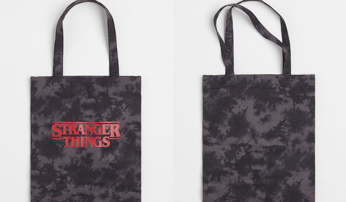“Stranger Things x H&M”, tote bag ispirata alla serie tv. Credits: H&M.