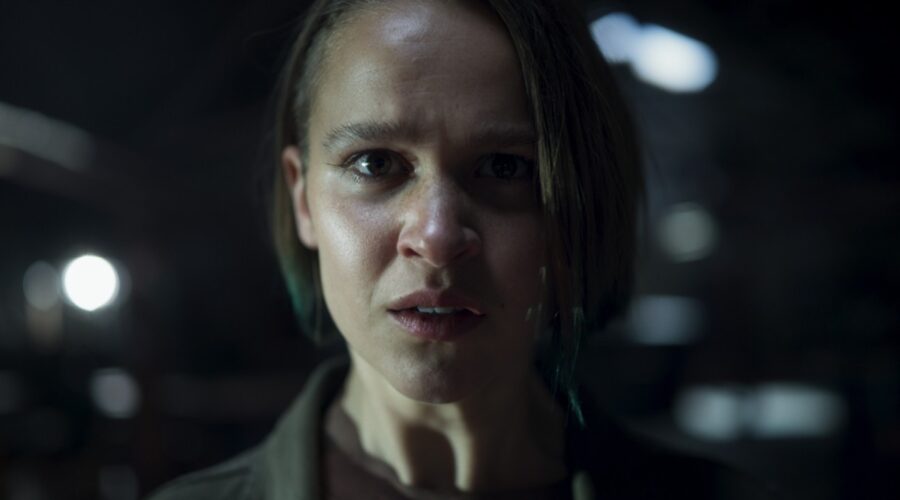 Clara Rugaard in una scena della serie tv “The Rising”. Credits: Sky.