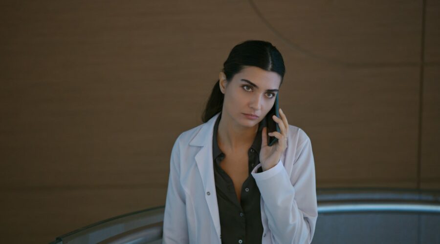 Tuba Büyüküstün in una scena di 