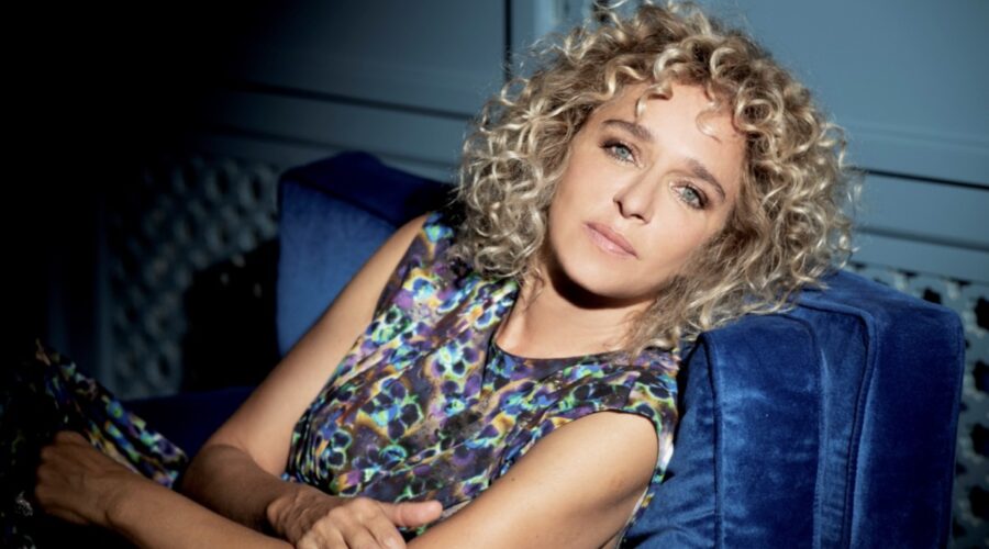 Al centro: Valeria Golino. Ph Credits: Tommaso Montanari in una scena di “Grande Gioco”. Credits: Gianmarco Chieregato/Sky.