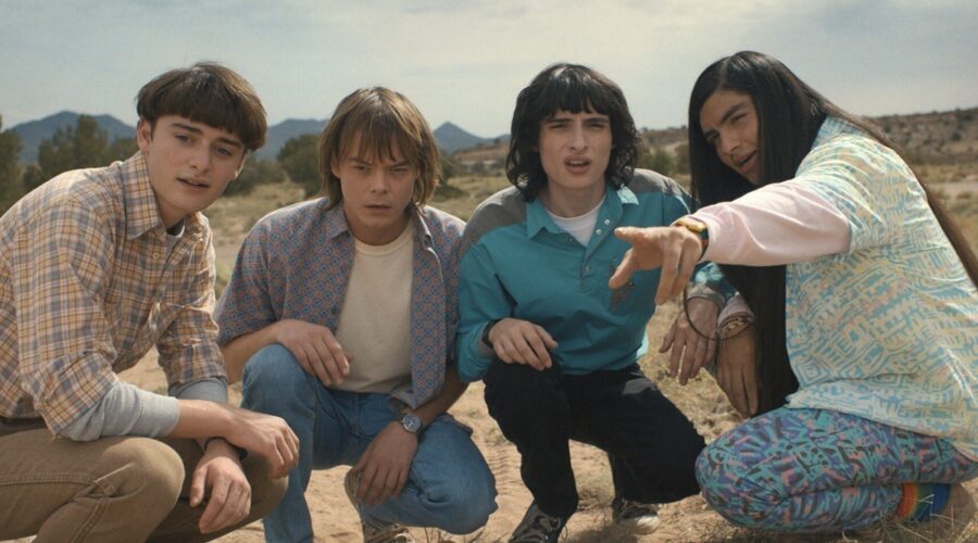 Da sinistra: Will, Jonathan, Mike e Argyle in “Stranger Things 4”. Credits: Courtesy of Netflix.