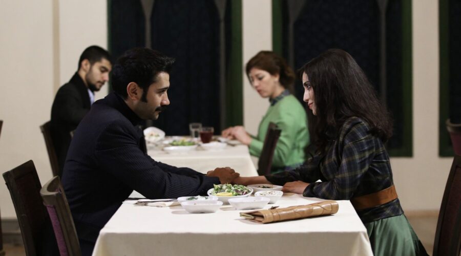 Da sinistra: Ugur Günes (Yilmaz) e Melike Yalova (Müjgan Hekimoglu)  in una scena di 