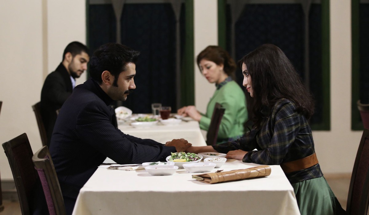 Da sinistra: Ugur Günes (Yilmaz) e Melike Yalova (Müjgan Hekimoglu)  in una scena di 