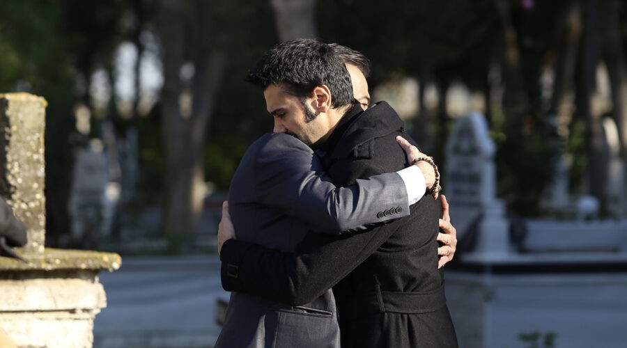 Ugur Günes (Yilmaz) in una scena di