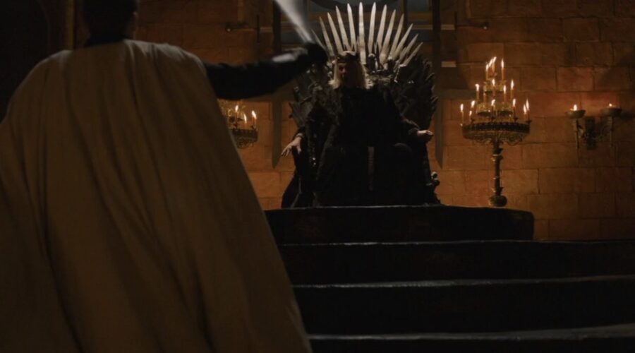 Da sinistra: Jaime Lannister si avventa su re Aerys II in un fotogramma dell'episodio 6 della sesta stagione de “Il Trono Di Spade”. Credits: HBO/Sky/Cattura schermo.