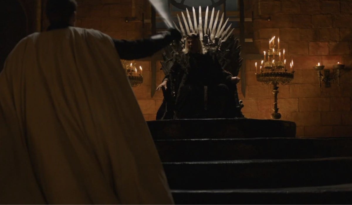 Da sinistra: Jaime Lannister si avventa su re Aerys II in un fotogramma dell'episodio 6 della sesta stagione de “Il Trono Di Spade”. Credits: HBO/Sky/Cattura schermo.