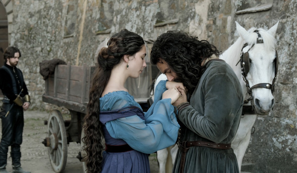 Da sinistra: Matilda De Angelis (Caterina Da Cremona) e Leonardo Da Vinci (Aidan Turner) in una scena di 